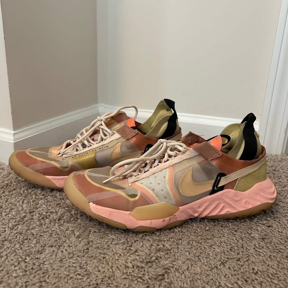 Nike Men’s Pink and Tan Sneakers